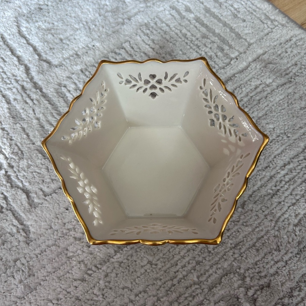 Lenox “Shellburne” Elegant Gold-Trimmed White Ceramic Bowl